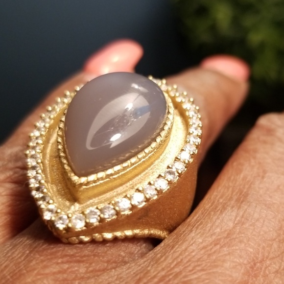 Jewelry - Beautiful contemporary ring sz8